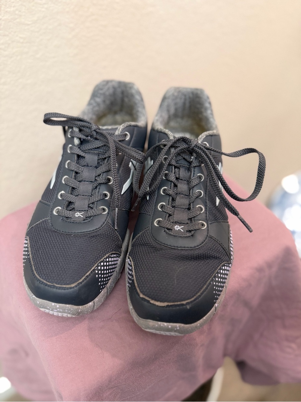 KURU Women's Black Athletic Sneakers